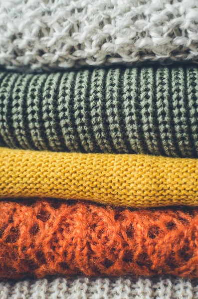 Kupie wełniane swetry z dzianiny — Zdjęcie stockowe