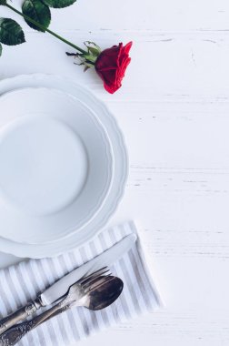 Çatal bıçak takımı ile Sevgililer Günü sekmeli ayarı