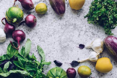 Düz yeşil ve mor çiğ sebzeler.