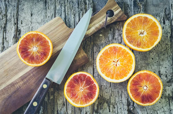 Нарезанные кровавые апельсины на доске — стоковое фото