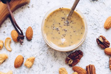 Cam kavanozda fındık ezmesi