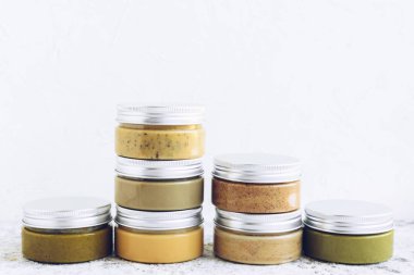 Fındık ve tohumlar cam kavanozlarda tereyağı