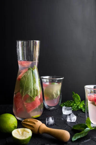 Água infundida com sabor de fruta fresca de verão — Fotografia de Stock