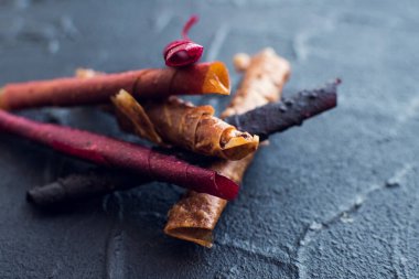 Tatlı püre meyve rulo pastila