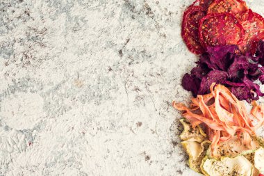 Sağlıklı organik ev yapımı sebze cipsi.