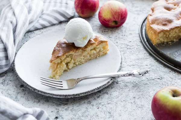 Freshly baked apple pie with apples