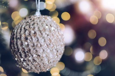 Noel ağacı süslemelerine yakın çekim