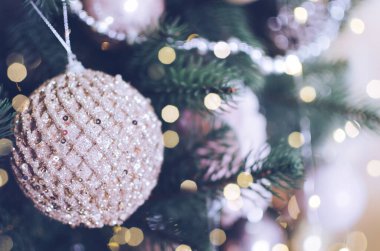 Noel ağacı süslemelerine yakın çekim