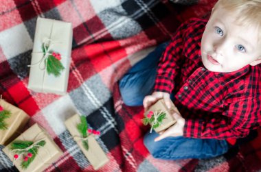 Çocuk Noel ya da Yeni Yıl süslemeli hediye kutusuna sahip