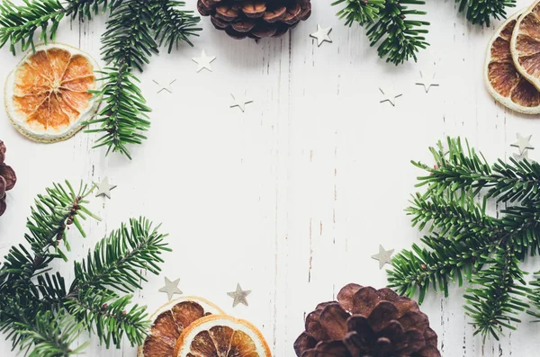 Abeto de Navidad sobre fondo de madera — Foto de Stock