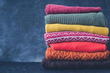 Örgü yün kazak yığını