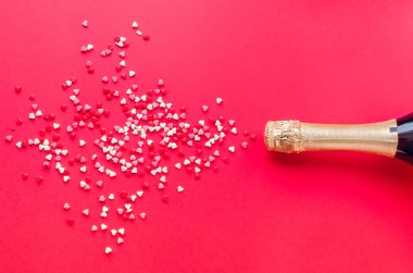 Pembe arka planda şampanya şişesi