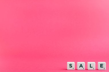 pembe bir arka plan üzerinde kelime satış