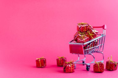 Küçük alışveriş sepeti ile sunar