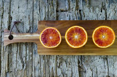 Tahtada dilimlenmiş kan portakalları