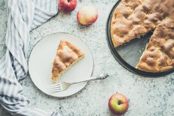Frisch gebackener Apfelkuchen mit Äpfeln — Stockfoto