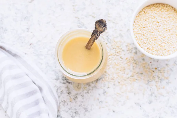 Pasta de tahini casera de semillas de sésamo molidas — Foto de Stock