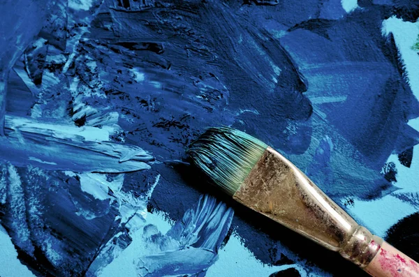 Pitture blu su tavolozza con pennello artista — Foto Stock
