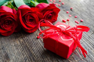 Red roses with gift box