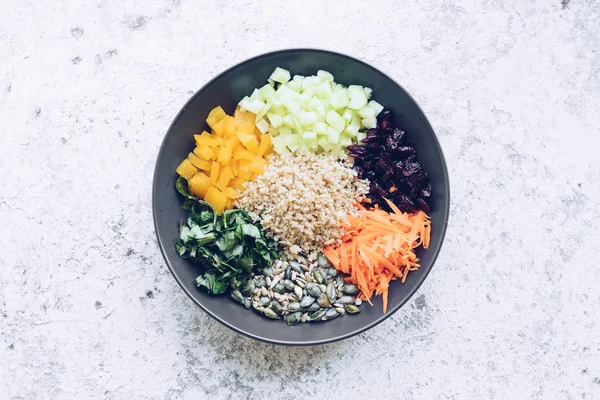 Deliciosa salada de quinoa vegetariana com pimentão — Fotografia de Stock