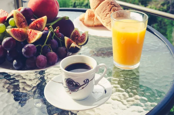 Kahve, portakal suyu, meyve ve kruvasan ile kahvaltı masası. — Stok fotoğraf