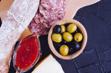 Akdeniz meze, tapas veya antipasti. Çeşitli İtalyan geleneksel ürünleri Mama seti. Lezzetli Aperatif partisi. Doğrama tahtası et ve peynir ile. Üstten görünüm. Kopya alanı.