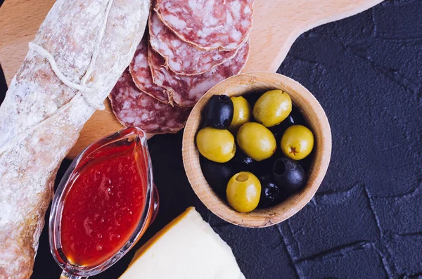 Akdeniz meze, tapas veya antipasti. Çeşitli İtalyan geleneksel ürünleri Mama seti. Lezzetli Aperatif partisi. Doğrama tahtası et ve peynir ile. Üstten görünüm. Kopya alanı.
