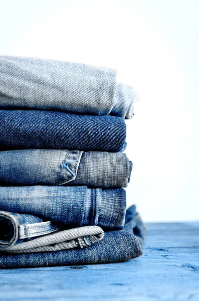 Calça Jeans Cor Azul Clássica Empilhada Uma Mesa Madeira Denim — Fotografia de Stock