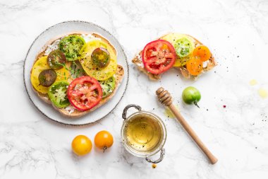 Domatesli, peynirli ve kekikli İtalyan aperatifi. İtalyan mutfağı. Sağlıklı vejetaryen yemekleri. Hızlı ve kolay atıştırma. Antipasti konsepti. Üst görünüm.
