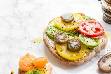 Domatesli, peynirli ve kekikli İtalyan aperatifi. İtalyan mutfağı. Sağlıklı vejetaryen yemekleri. Hızlı ve kolay atıştırma. Antipasti konsepti. Boşluğu kopyala.