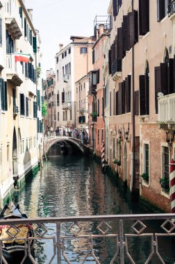 Venedik, İtalya - Meşhur seyahat noktalarının görüldüğü bir yer. Gondollu manzara kanalı. Venedik 'teki tarihi evler ve kanallar.