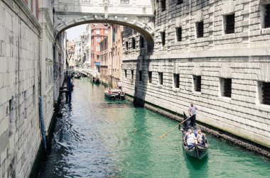 Venedik, İtalya - Meşhur seyahat noktalarının görüldüğü bir yer. Gondollu manzara kanalı.