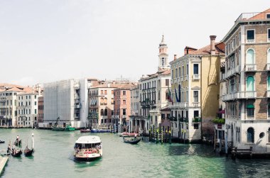Venedik, İtalya - Meşhur seyahat noktalarının görüldüğü bir yer. Venedik 'teki tarihi evler ve kanallar. Gondollar ve tekneler Büyük Kanal 'da..