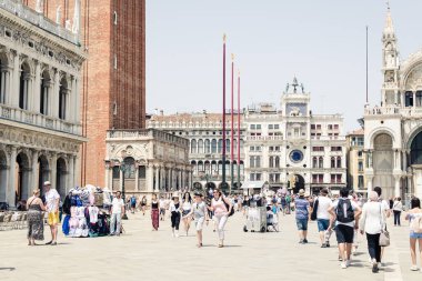 Venedik, İtalya - Meşhur seyahat noktalarının görüldüğü bir yer. San Marco Meydanı 'ndaki turistler bazilikanın önünde.