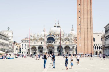 Venedik, İtalya - Meşhur seyahat noktalarının görüldüğü bir yer. San Marco Meydanı 'ndaki turistler bazilikanın önünde.