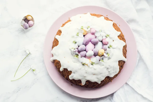 Szklane Ciasto Wielkanocne Ozdobione Kwiatami Mini Czekoladowe Cukierki Białym Marmurowym — Zdjęcie stockowe