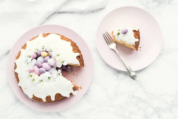Торт Украшен Цветами Мини Шоколадными Яйцами Белом Мраморном Фоне Праздником — стоковое фото