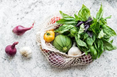 Sıfır atık. Paketsiz yiyecek alışverişi. Organik meyve ve sebzeli çevre dostu doğal çanta. Sürdürülebilir yaşam tarzı konsepti. Plastiksiz ürünler. Tekrar kullan, azalt, reddet. Üst görünüm.