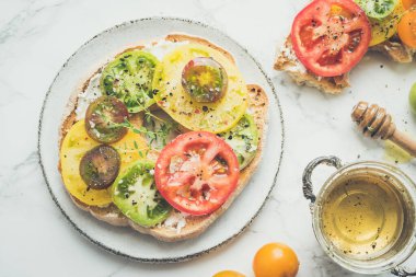 Domatesli, peynirli ve kekikli İtalyan aperatifi. İtalyan mutfağı. Sağlıklı vejetaryen yemekleri. Hızlı ve kolay atıştırma. Antipasti konsepti. Üst görünüm.