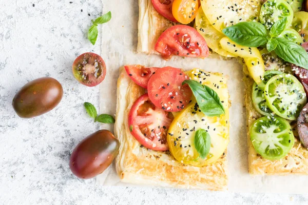 Vegetabiliska Smördeg Tårta Med Färska Färgglada Tomater Och Basilika Vegetariskt — Stockfoto