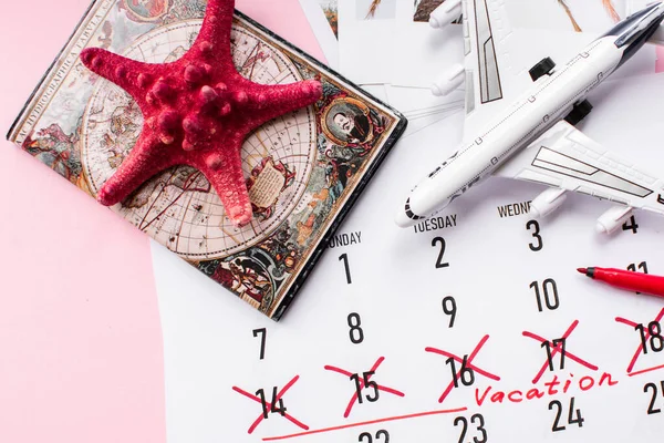 Urlaubsplanung Reisevorbereitung Reisepass Und Urlaubsplan Auf Rosa Hintergrund Geschrieben Flach — Stockfoto