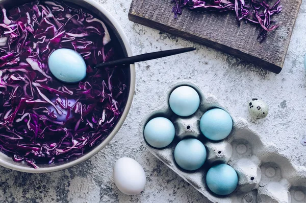 Покрашенные Голубые Пасхальные Яйца Окрашены Натуральной Красной Капустой Сером Бетонном — стоковое фото