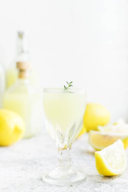 Geleneksel ev yapımı limonata limoncello ve taze narenciye. Geleneksel İtalyan limoncello kekikli. İtalyan alkollü içecek. Boşluğu kopyala.