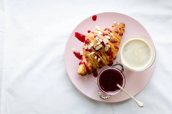 Kopp Kaffe Med Skum Croissant Och Sylt Vit Säng Smekmånad — Stockfoto