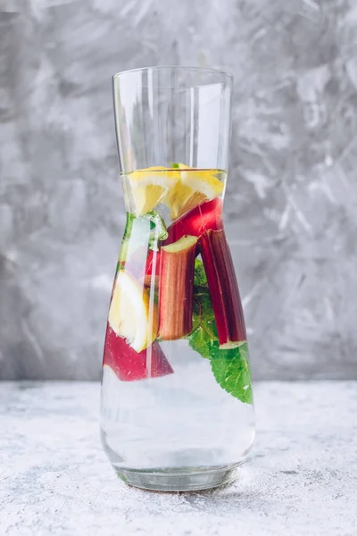 Bebida Refrescante Verão Com Ruibarbo Limão Menta Limonada Ruibarbo Jarro — Fotografia de Stock