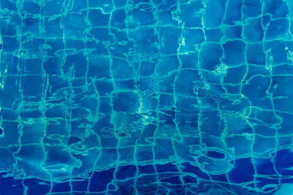 Yüzme havuzunda su dokusu.