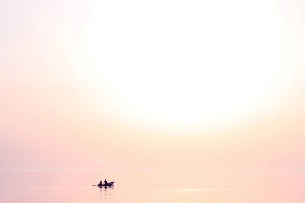 Puesta Sol Mar Foto Romántica Con Mar Rodando Cielo Pareja — Foto de Stock