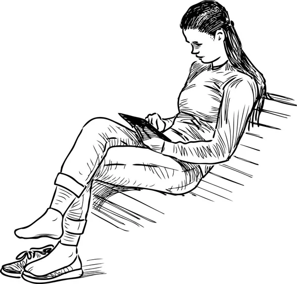 Una chica lee un libro en un banco del parque — Vector de stock