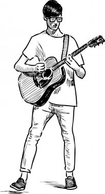 Sokakta oynayan genç gitarist