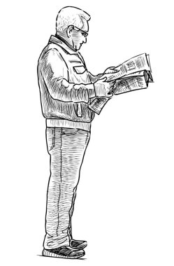 Ayakta duran ve gazete okuyan kıdemli bir adamın resmi.